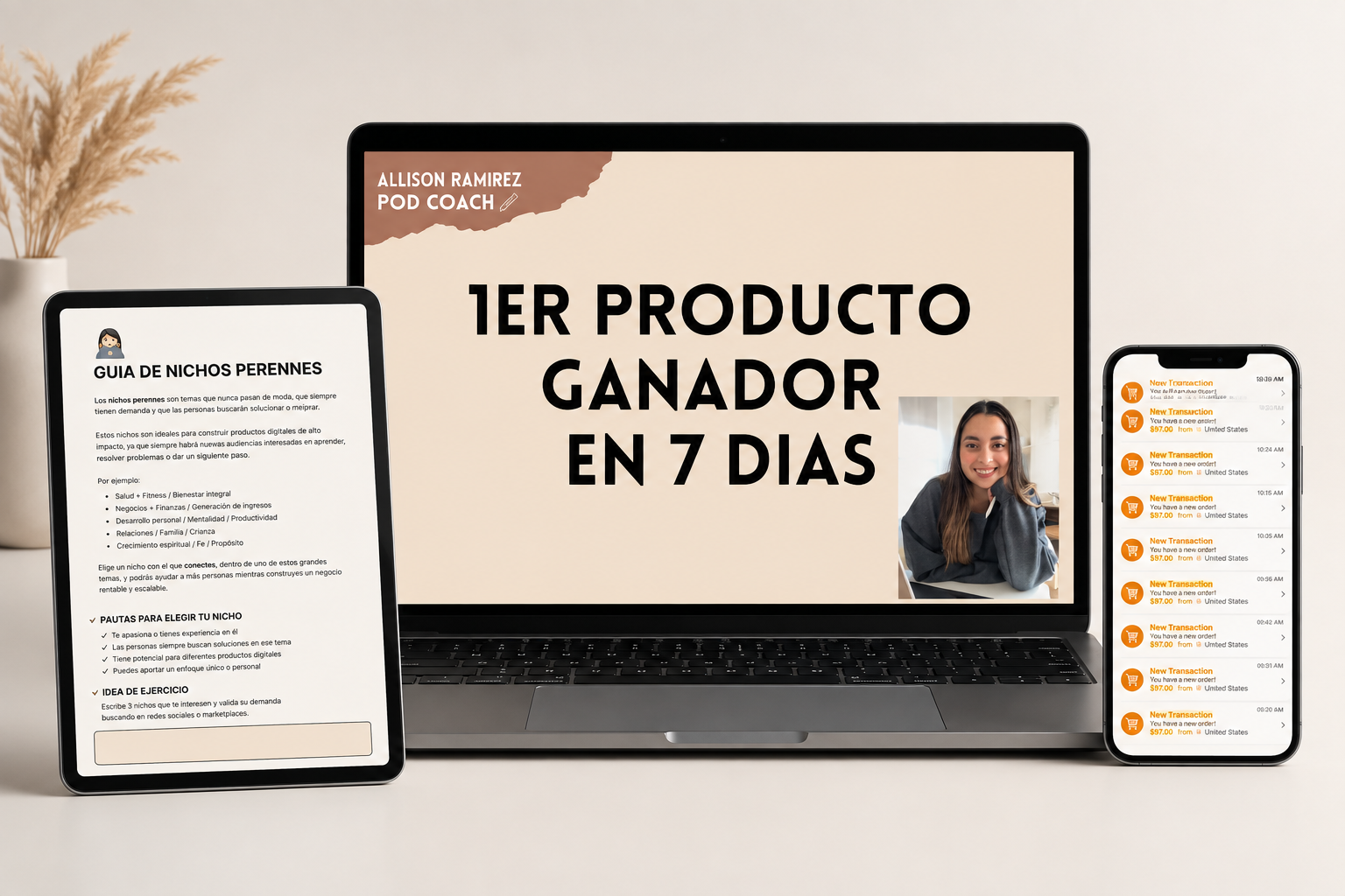 Reto en Vivo con IA de Allison Ramírez: guía de nichos perennes en tablet, la clase '1er producto ganador en 7 días' en laptop y notificaciones de ventas de Etsy en el celular